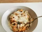Pasta mit selbstgemachter Tomatensoße und Blattspinat