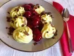 Vanillecreme mit heißen Kirschen