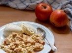 <strong>Apfel</strong>-mit-Streuseln und Vanille-Eis