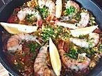Spanische Paella mit Chorizo, Meeresfr&uuml;chten, H&auml;hnchen und Gem&uuml;se