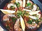 Spanische Paella mit Chorizo, Meeresfrüchten, Hähnchen und Gemüse
