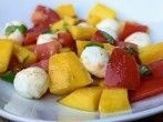 <strong>Tomaten-Mozzarella</strong>-Salat mit Mango