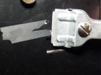 Kleberreste von Briefkasten entfernen mit dem Glaskeramikfeldschaber