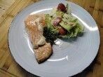 Lachs gebraten dazu <strong>bunter</strong> Kopfsalat