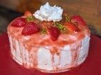 Kleine Geburtstagstorte mit <strong>Erdbeeren</strong>