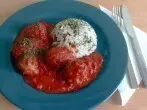 Gefüllte Hackbällchen mit Feta in Tomatensauce
