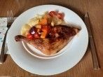 Geschmorte H&auml;hnchenschenkel mit Gem&uuml;se und Kartoffelsalat