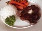 Rinderlende mit Kräuterbutter, Reis und Gemüse