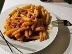Penne mit <strong>Tomatenso&szlig;e</strong>, frischem <strong>Blattspinat</strong> und Zwiebeln