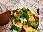 <strong>Feldsalat</strong> mit Avocado, Apfel und Physalis