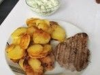 Zartes Rinderfilet mit Bratkartoffeln und Gurkensalat