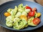 Schneller Tortelloni Salat mit <strong>Pesto</strong>