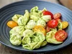 Schneller Tortelloni Salat mit Pesto