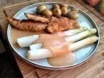 Weißer Spargel mit paniertem Hühnerfilet und gebratenen Drillingen