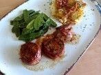 <strong>Schweinefilet</strong> im <strong>Speckmantel</strong> mit Zuckererbsen & &uuml;berbackenen Kartoffeln