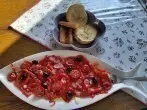 Antipasti in rot und schwarz