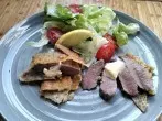 Paniertes Lammfilet mit Salat-Beilage