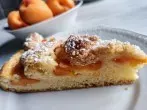 Aprikosenkuchen mit frischen Früchten