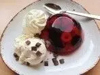 Dessert mit Beeren und Vanilleeis