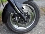 Reste von altem Kettenfett von Motorradfelgen entfernen