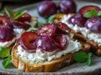 Crostini mit Ziegenkäse-Basilikum-Creme und Zwetschgen