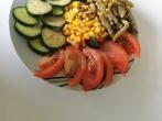 Bunte <strong>Salatbowl</strong> mit bayrischem Senf-Dressing