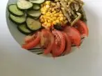 Bunte Salatbowl mit bayrischem Senf-Dressing