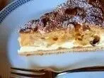 Gedeckter Apfel-Käsekuchen mit Mandeln