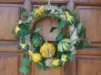 Herbstlicher Türkranz mit Zierkürbissen