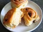 Zimt- und Rosinenschnecken aus Hefeteig