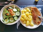 Paniertes <strong>Rotbarschfilet</strong> mit Salzkartoffeln und Salatbeilage
