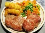 Schweinelendchen mit Kroketten und Erbsen-Möhren-Gemüse