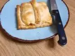 Blätterteigtaschen mit Feta, Tomaten und Kümmelwurst