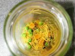 Schnelle Nudelsuppe im <strong>Glas</strong> zum Mitnehmen