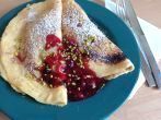 S&uuml;&szlig;e gef&uuml;llte Pfannkuchen mit Beeren