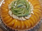 Obsttorte mit Pfirsichen, Kiwis und Bananen