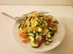 Bunter Salat mit Radieschen und Frühlingszwiebeln