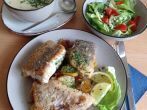 Hamburger Pannfisch mit <strong>Senfsauce</strong> und Bratkartoffeln