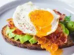 Avocado-Brot mit Spiegelei und Speck
