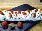 Frischkäse-Biskuitrolle mit <strong>Erdbeeren</strong>