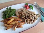 <strong>J&auml;gerschnitzel</strong> mit Kartoffeln und Gem&uuml;se