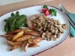 Jägerschnitzel mit Kartoffeln und Gemüse