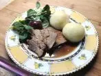 Schweinenacken-Braten mit pikanter Soße und Knödel
