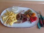 Gebratene Lammkoteletts mit Aioli und Paprika-Beilage