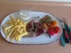 Lammkoteletts gebraten mit Aioli & Paprika-Beilage