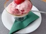 Erdbeereis mit Vanillesoße selber machen