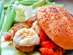 Mediterraner Pesto-Burger mit Tomaten