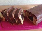 Klassischer Marmorkuchen mit Schokoguss
