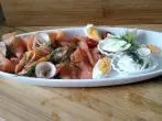 Geräucherter Lachs mit Meerrettich, Ei und Apfelrose