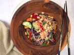 Asiatischer Glasnudelsalat mit Erdnuss-Dressing